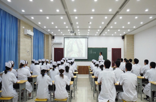 初中畢業(yè)女孩護理專業(yè)和幼師專業(yè)哪個好呢
