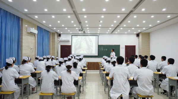 河北同仁醫(yī)學(xué)院招生對象 初中畢業(yè)能讀嗎？